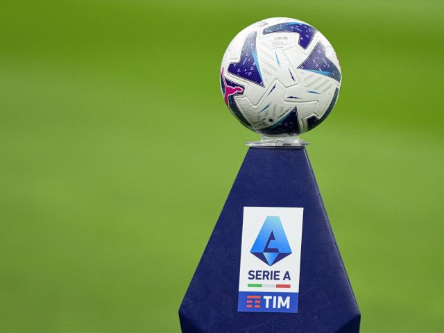 AC Milan, în căutarea revenirii în lupta pentru titlu, a încheiat etapa recentă cu o victorie clară în deplasare, în timp ce programul zilei din Serie A aduce un duel de mare impact între AS Roma și Juventus, ambele formații încercând să își consolideze pozițiile în clasament