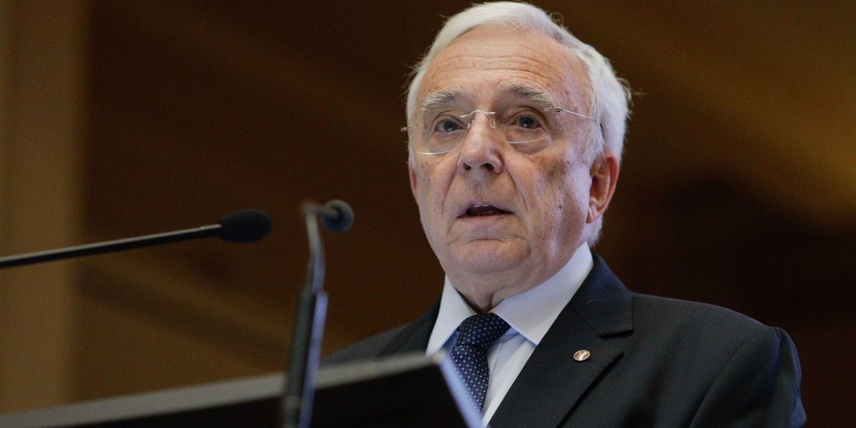 Banca Națională a României avertizează asupra unei campanii online dezinformatoare care îl implică pe guvernatorul Mugur Isărescu Autoritatea monetară a României a emis, vineri, un comunicat oficial în care atrage atenția asupra unei noi serii de postări video de tip deepfake, distribuite în mediul online, ce îl pun în centru pe guvernatorul Mugur Isărescu