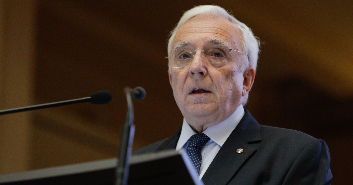 Banca Națională a României avertizează asupra unei campanii online dezinformatoare care îl implică pe guvernatorul Mugur Isărescu Autoritatea monetară a României a emis, vineri, un comunicat oficial în care atrage atenția asupra unei noi serii de postări video de tip deepfake, distribuite în mediul online, ce îl pun în centru pe guvernatorul Mugur Isărescu