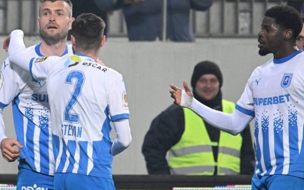 Cremenele din teren și declarațiile neașteptate ale lui Crețu după meciul din Craiova O atmosferă tensionată și, totodată, plină de surprize s-a instalat pe arena din Craiova după meciul de duminică, când Universitatea Craiova a învins CFR Cluj cu scorul de 2-0