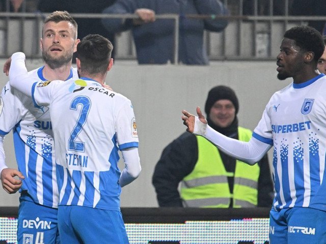 Cremenele din teren și declarațiile neașteptate ale lui Crețu după meciul din Craiova O atmosferă tensionată și, totodată, plină de surprize s-a instalat pe arena din Craiova după meciul de duminică, când Universitatea Craiova a învins CFR Cluj cu scorul de 2-0