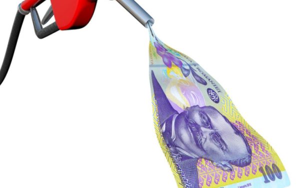 Prețurile carburanților rămân la niveluri ridicate la începutul acestei săptămâni, cu ușoare variații față de weekend