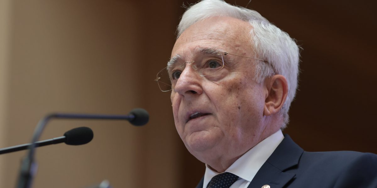 Mugur Isărescu avertizează asupra echilibrului delicat între politicile monetare și fiscale în contextul provocărilor globale Guvernatorul Băncii Naționale a României, Mugur Isărescu, a ieșit în evidență luni, la conferința The Economist, cu un avertisment clar privind complexitatea gestionării politicilor economice în vremuri imposibil de ignorat