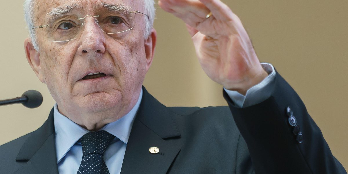 Guvernatorul BNR, Mugur Isărescu, avertizează asupra vulnerabilităților financiare ale României și impactului conflictelor internaționale Guvernatorul Băncii Naționale a României (BNR), Mugur Isărescu, a tras un semnal de alarmă luni, în cadrul conferinței The Economist, referitor la situația fragilă a finanțelor publice din țară