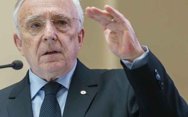 Guvernatorul BNR, Mugur Isărescu, avertizează asupra vulnerabilităților financiare ale României și impactului conflictelor internaționale Guvernatorul Băncii Naționale a României (BNR), Mugur Isărescu, a tras un semnal de alarmă luni, în cadrul conferinței The Economist, referitor la situația fragilă a finanțelor publice din țară