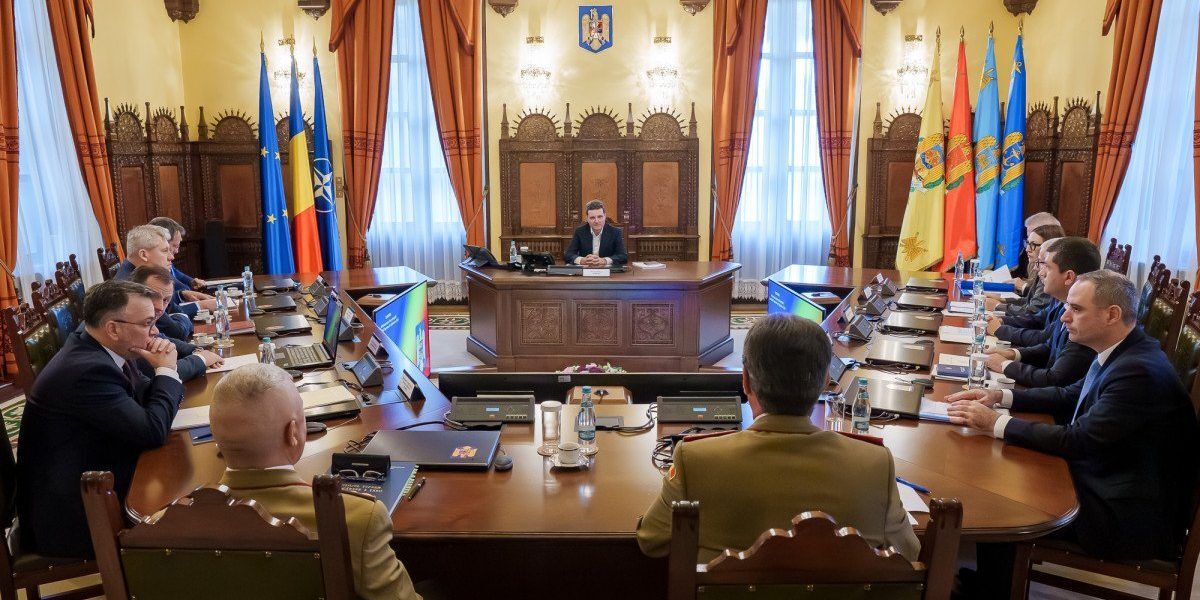 CSAT se reunește pentru a evalua o posibilă dislocare militară temporară în contextul tensiunilor din Orientul Mijlociu Pregătirea pentru eventuale acțiuni militare și adaptarea poziției strategice a României – acestea sunt principalele obiective ale întâlnirii de miercuri a Consiliului Suprem de Apărare a Țării (CSAT), convocată pentru ora 09.30 la Palatul Cotroceni