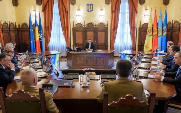 CSAT se reunește pentru a evalua o posibilă dislocare militară temporară în contextul tensiunilor din Orientul Mijlociu Pregătirea pentru eventuale acțiuni militare și adaptarea poziției strategice a României – acestea sunt principalele obiective ale întâlnirii de miercuri a Consiliului Suprem de Apărare a Țării (CSAT), convocată pentru ora 09.30 la Palatul Cotroceni