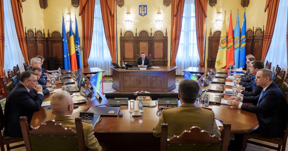 CSAT se reunește pentru a evalua o posibilă dislocare militară temporară în contextul tensiunilor din Orientul Mijlociu Pregătirea pentru eventuale acțiuni militare și adaptarea poziției strategice a României – acestea sunt principalele obiective ale întâlnirii de miercuri a Consiliului Suprem de Apărare a Țării (CSAT), convocată pentru ora 09.30 la Palatul Cotroceni