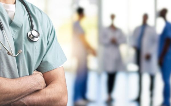 Cadrele medicale, protejate mai puternic împotriva agresiunilor: propunere de înăsprire a pedepselor O inițiativă legislativă audiată recent în parlament propune ca personalul medical, din spitale și unități sanitare, să beneficieze de o protecție penală similară cu cea acordată polițiștilor și militarilor în cazul agresiunilor