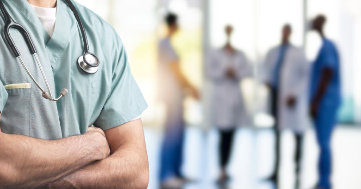 Cadrele medicale, protejate mai puternic împotriva agresiunilor: propunere de înăsprire a pedepselor O inițiativă legislativă audiată recent în parlament propune ca personalul medical, din spitale și unități sanitare, să beneficieze de o protecție penală similară cu cea acordată polițiștilor și militarilor în cazul agresiunilor