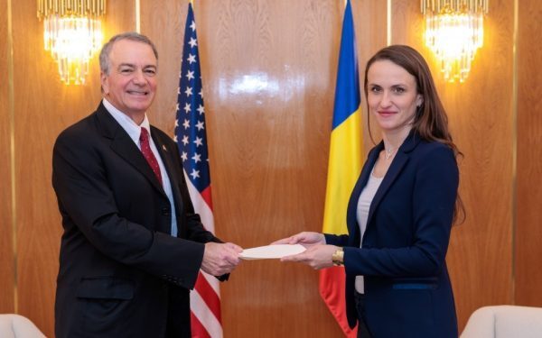 Statele Unite reafirmă sprijinul pentru România în contextul securității regionale Un accent important pe colaborarea strategică între SUA și România a fost pus recent în întâlnirea dintre ambasadorul american în România, Darryl Nirenberg, și ministrul afacerilor externe, Oana Ţoiu