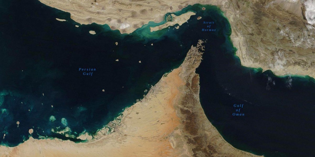 Controlul deplin asupra Strâmtorii Ormuz de către Gardienii Revoluției din Iran intensifică tensiunile în regiunea Golfului Persic, un punct strategic vital pentru comerțul global cu petrol