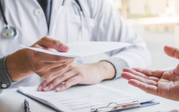 Senatul a adoptat recent un amendament esențial care schimbă radical regulile privind concediile medicale plătite, oferind anumite excepții de la obligația de a plăti indemnizația pentru prima zi de boală