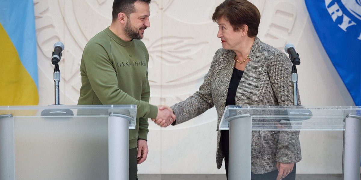 Fondul Monetar Internațional aprobă un sprijin crucial pentru Ucraina, în contextul războiului Fondul Monetar Internațional (FMI) anunță oficial alocarea unui nou program de sprijin pentru Ucraina, în valoare de 8,1 miliarde de dolari, destinat să susțină economia țării aflată în plin conflict armat