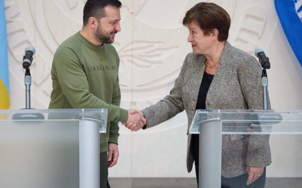 Fondul Monetar Internațional aprobă un sprijin crucial pentru Ucraina, în contextul războiului Fondul Monetar Internațional (FMI) anunță oficial alocarea unui nou program de sprijin pentru Ucraina, în valoare de 8,1 miliarde de dolari, destinat să susțină economia țării aflată în plin conflict armat