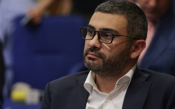 Ministrul Muncii anunță reduceri semnificative în bugetul pentru asistență socială în 2026, fapt care stârnește îngrijorări în rândul specialiștilor și reprezentanților societății civile