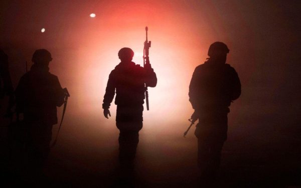 Utilizarea AI în operațiuni militare: între inovație și riscuri etice Într-un context în care tehnologia avansează cu rapiditate, armatele naționale explorează tot mai mult posibilitatea de a integra inteligența artificială în planificarea și conducerea operațiunilor militare