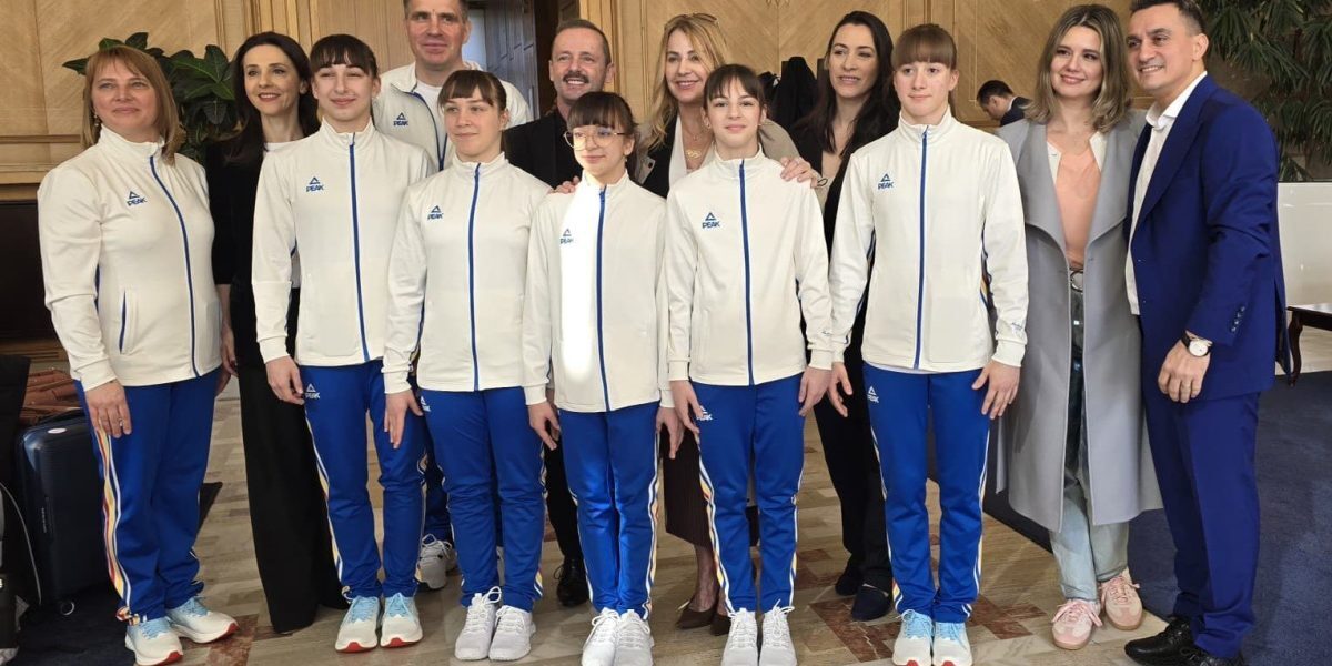Nadia Comăneci a pornit luni dimineață spre Bruxelles, unde în perioada 16-18 martie 2026 vor fi organizate evenimente speciale pentru a celebra 50 de ani de la prima notă perfectă 10 din istoria gimnasticii olimpice