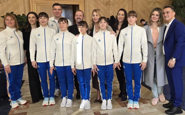 Nadia Comăneci a pornit luni dimineață spre Bruxelles, unde în perioada 16-18 martie 2026 vor fi organizate evenimente speciale pentru a celebra 50 de ani de la prima notă perfectă 10 din istoria gimnasticii olimpice