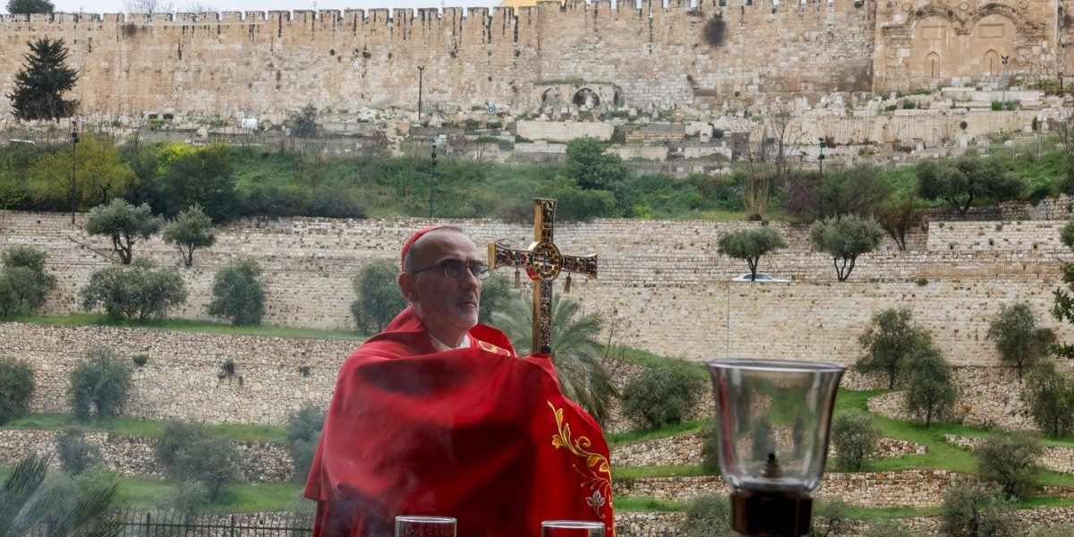 Netanyahu autorizează reacția pentru accesul patriarhului latin la Biserica Sfântului Mormânt, după incidentul de Floriile Catolice Prim-ministrul israelian Benjamin Netanyahu a anunțat luni că autoritățile locale vor permite lângă instant accesul imediat și complet al Patriarhului Latin al Ierusalimului, Pierbattista Pizzaballa, la Biserica Sfântului Mormânt, în urma incidentului survenit de Duminica Floriilor