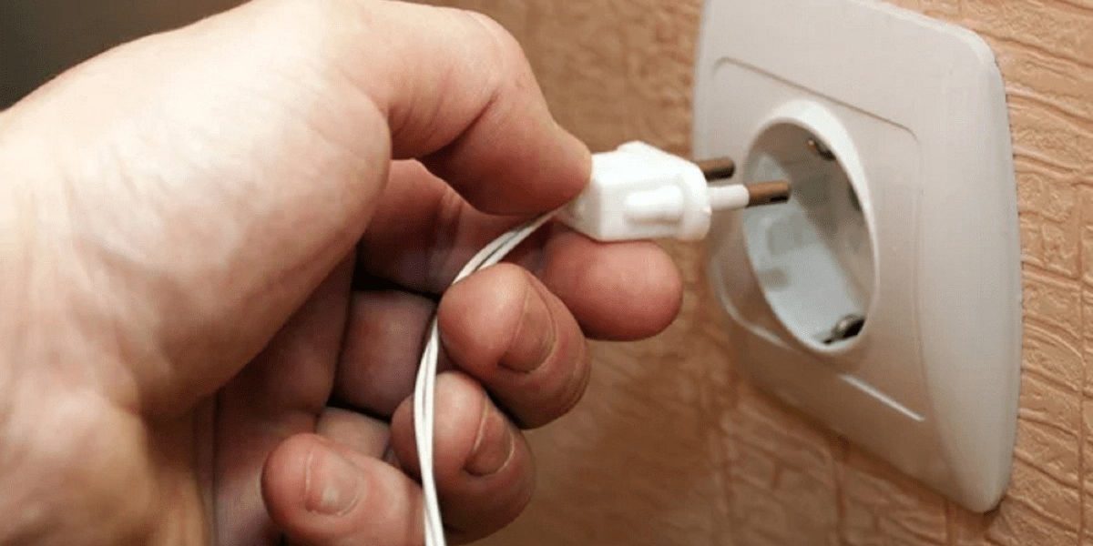 Atenție în timpul furtunilor: aparatul electric pe care trebuie să-l scoți din priză imediat Nimic nu pare mai inofensiv decât un aparat electrocasnic omis din rutină într-o zi ploiasă sau cu furtună