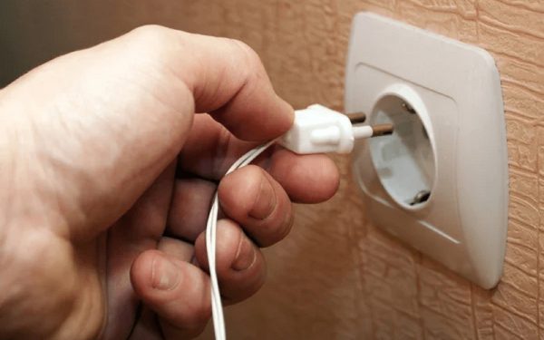 Atenție în timpul furtunilor: aparatul electric pe care trebuie să-l scoți din priză imediat Nimic nu pare mai inofensiv decât un aparat electrocasnic omis din rutină într-o zi ploiasă sau cu furtună