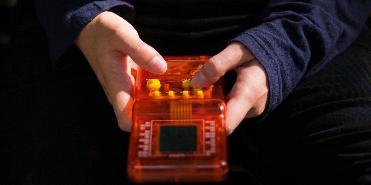 Jocul Tetris, o nouă speranță în terapia tulburării de stres post-traumatic Un studiu recent realizat de cercetători suedezi aduce lumină asupra unei abordări inedite în tratarea tulburării de stres post-traumatic (PTSD)
