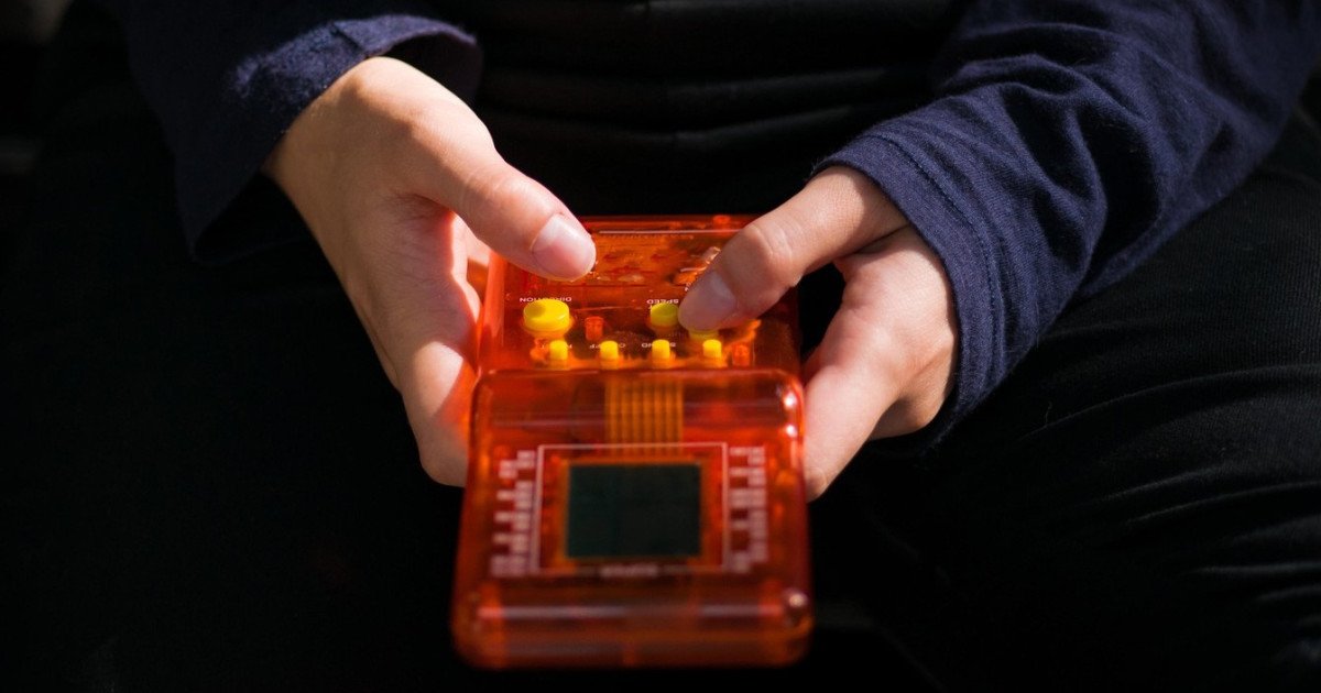 Jocul Tetris, o nouă speranță în terapia tulburării de stres post-traumatic Un studiu recent realizat de cercetători suedezi aduce lumină asupra unei abordări inedite în tratarea tulburării de stres post-traumatic (PTSD)