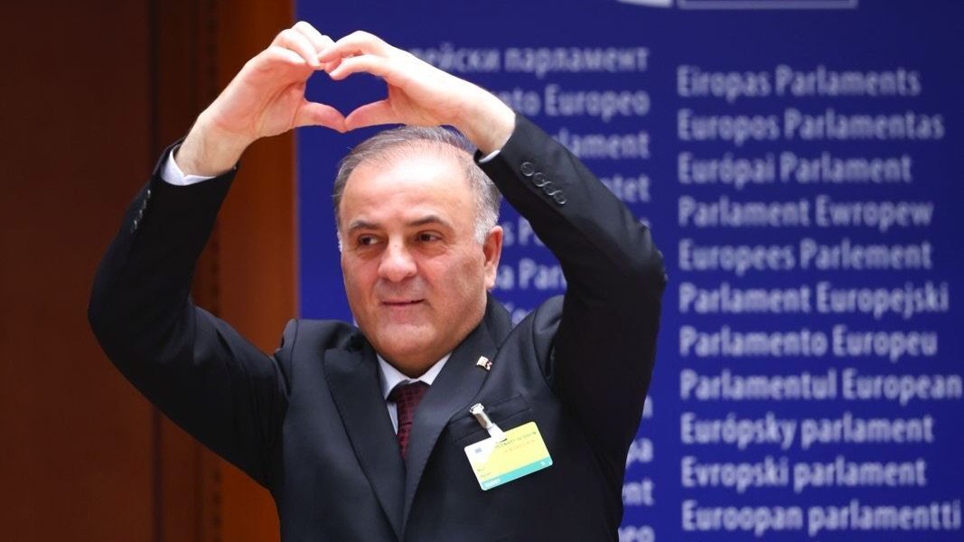 Europa închide ochii la regresul democratic din Turcia pentru a-și păstra influența militară și economică Într-un moment în care democratia turcă pare să-și piardă din trezvie, Uniunea Europeană pare să fie mai interesată de stabilitatea și influența pe plan regional, decât de respectarea valorilor democratice