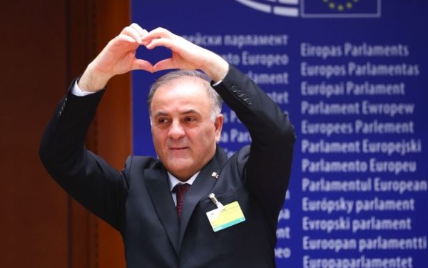 Europa închide ochii la regresul democratic din Turcia pentru a-și păstra influența militară și economică Într-un moment în care democratia turcă pare să-și piardă din trezvie, Uniunea Europeană pare să fie mai interesată de stabilitatea și influența pe plan regional, decât de respectarea valorilor democratice