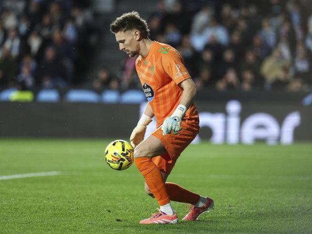 Real Madrid câștigă la limită în Deva, după o finală dramatică cu Celta Vigo, iar Ionuț Radu trăiește o zi neagră Un meci tensionat, plin de suspans, s-a disputat în cel mai recent tur al La Liga, acasă la Celta Vigo, unde Real Madrid a reușit să obțină o victorie importantă, scor 2-1