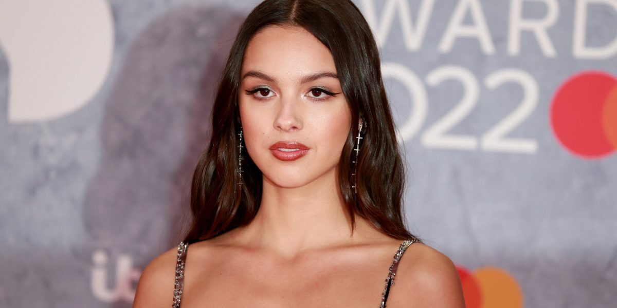 Asociația War Child lansează al doilea album „Help” pentru susținerea copiilor în conflicte, cu artiști precum Olivia Rodrigo și Arctic Monkeys | AUDIO