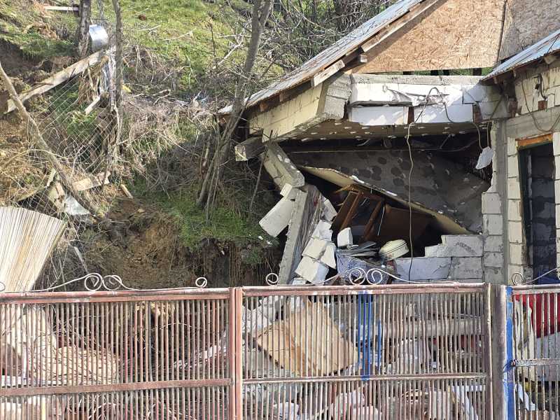 O alunecare de teren pe strada Grădiște din municipiul Slatina a impus măsuri de urgență pentru protejarea locuitorilor, autoritățile locale evacuând preventiv șapte familii și oferindu-le ajutoare financiare și posibilitatea cazării temporare în containere