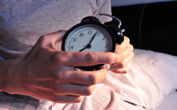 România va adopta ora de vară în noaptea de 28 spre 29 martie 2026, moment în care ceasurile vor fi date înainte cu o oră, iar ziua de duminică va avea doar 23 de ore