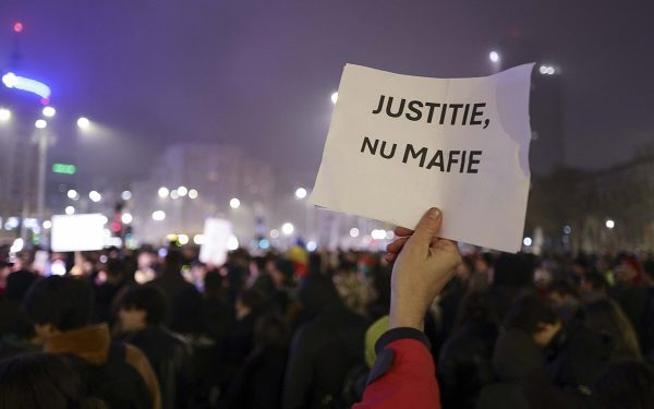 Mai multe organizații civice blochează atenția asupra selecției conducătorilor Parchetului General O zi crucială pentru justiția din România prinde contur în centrul Capitalei, unde mai multe organizații civice organizează un flashmob în fața Consiliului Superior al Magistraturii (CSM)