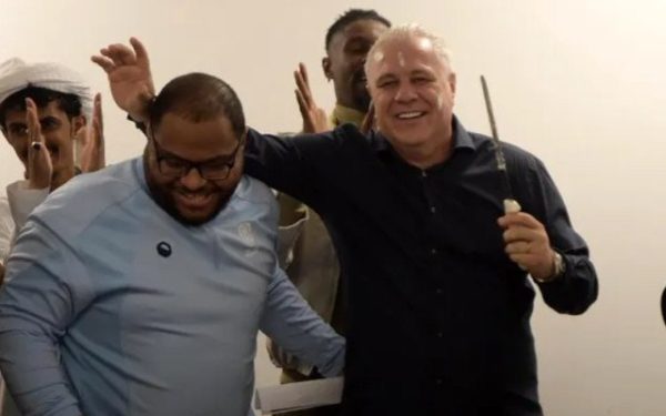 Un spectacol neobișnuit a avut loc la meciul de vineri din Liga silver a campionatului saudian, atunci când ziua de naștere a antrenorului român Marius Șumudică a fost marcată de gesturi surprinzătoare și emoționante pe teren