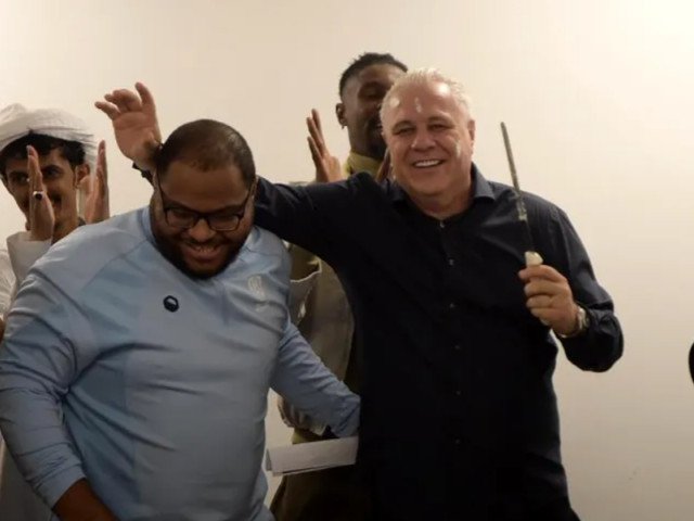 Un spectacol neobișnuit a avut loc la meciul de vineri din Liga silver a campionatului saudian, atunci când ziua de naștere a antrenorului român Marius Șumudică a fost marcată de gesturi surprinzătoare și emoționante pe teren