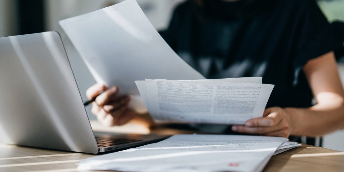 Guvernul extinde controlul asupra transferurilor de părți sociale pentru combaterea evaziunii fiscale Guvernul României a adoptat joi o măsură menită să sporească transparența și să combată evasunea fiscală, prin extinderea monitorizării transferurilor de părți sociale în cadrul societăților comerciale