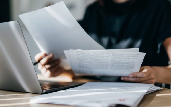 Guvernul extinde controlul asupra transferurilor de părți sociale pentru combaterea evaziunii fiscale Guvernul României a adoptat joi o măsură menită să sporească transparența și să combată evasunea fiscală, prin extinderea monitorizării transferurilor de părți sociale în cadrul societăților comerciale