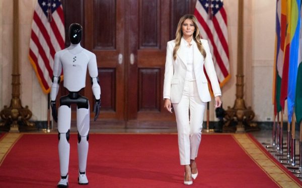 Melania Trump pășește pe covorul roșu alături de un robot umanoide în premieră la Washington O scenă inedită și simbolică a avut loc astăzi la Washington, în cadrul unui eveniment dedicat promovării educației digitale pentru copii