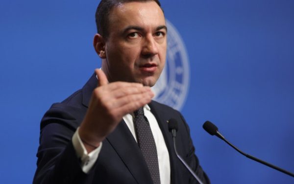 Ministrul Energiei, Bogdan Ivan, a adus recent o clarificare importantă privind situația stocurilor de carburant în România, în contextul unei crize de energie cotate la nivel european și internal, cauzată de fluctuațiile prețurilor și de cererea ridicată