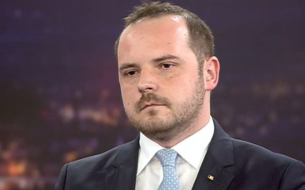 Medicii angajați la stat, dar activând și în sectorul privat: o problemă persistentă în sistemul de sănătate românesc Situația medicilor care își desfășoară activitatea atât în sistemul public, cât și în cel privat continuă să fie un subiect sensibil și controversat în domeniul sănătății din România