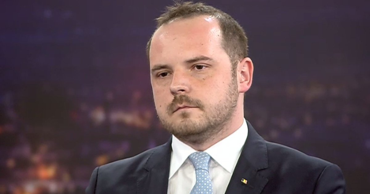 Medicii angajați la stat, dar activând și în sectorul privat: o problemă persistentă în sistemul de sănătate românesc Situația medicilor care își desfășoară activitatea atât în sistemul public, cât și în cel privat continuă să fie un subiect sensibil și controversat în domeniul sănătății din România