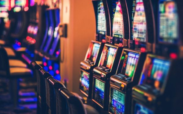 Buzău se pregătește pentru o campanie majoră împotriva jocurilor de noroc, după ce autoritățile locale au descoperit o piață paralelă de investiții în săli de jocuri care aduc venituri semnificative bugetului orașului