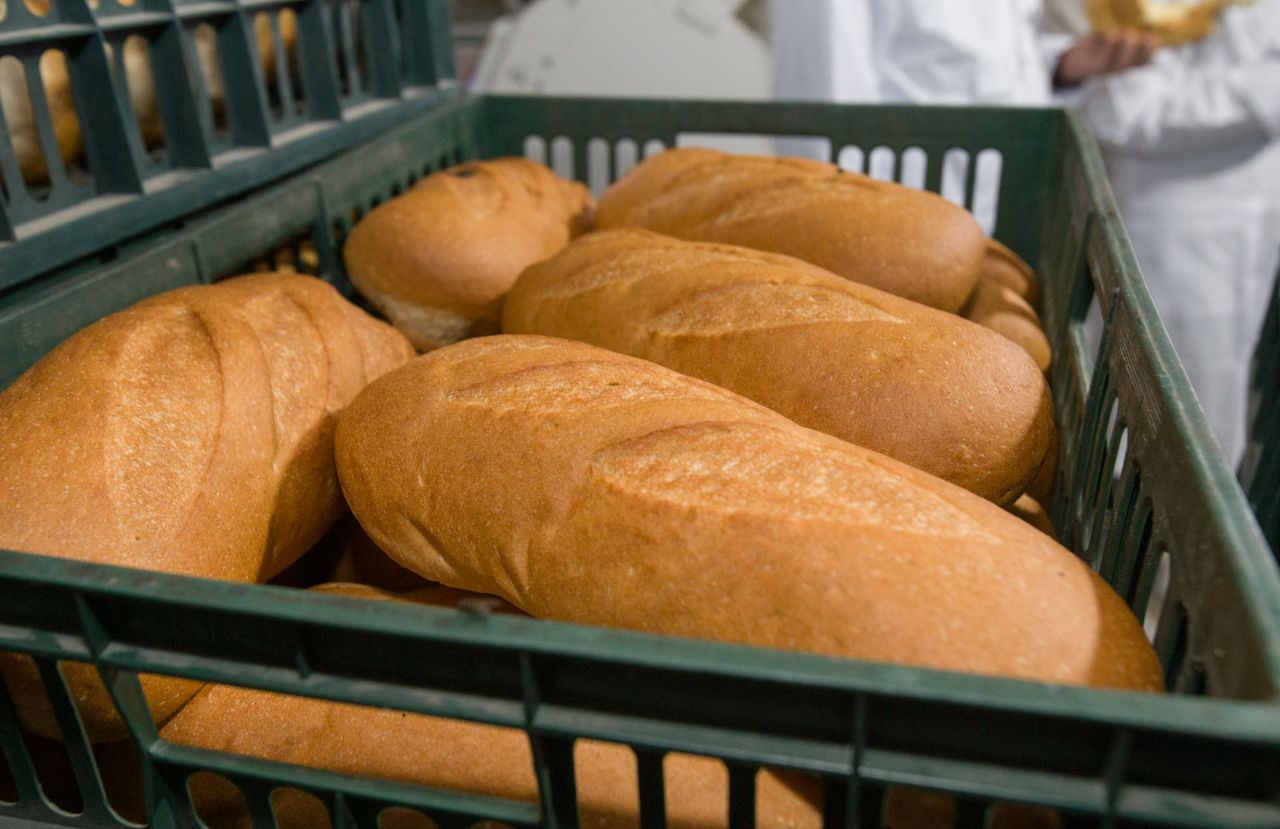 Vel Pitar România recheamă voluntar unele loturi de pâine după identificarea unui incident izolat cu un corp străin Producătorul de pâine Vel Pitar România a anunțat, vineri seara, retragerea de pe piață a anumitor loturi de pâine, în urma descoperirii unui fragment de plastic într-un singur caz izolat