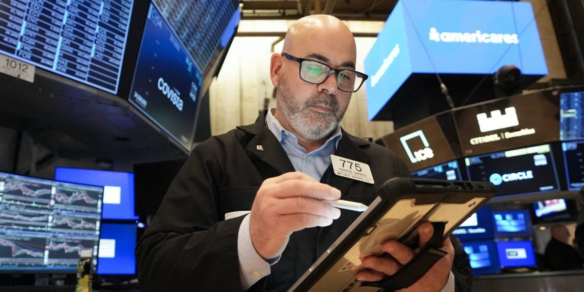 Piețele bursiere saltă după anunțul privind reluarea dialogului dintre SUA și Iran Bursele din Wall Street au înregistrat o creștere semnificativă după ce președintele Donald Trump a anunțat că Statele Unite și Iranul au purtat discuții și că vor suspenda temporar rachetele asupra infrastructurii energetice iraniene
