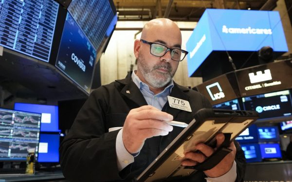 Piețele bursiere saltă după anunțul privind reluarea dialogului dintre SUA și Iran Bursele din Wall Street au înregistrat o creștere semnificativă după ce președintele Donald Trump a anunțat că Statele Unite și Iranul au purtat discuții și că vor suspenda temporar rachetele asupra infrastructurii energetice iraniene