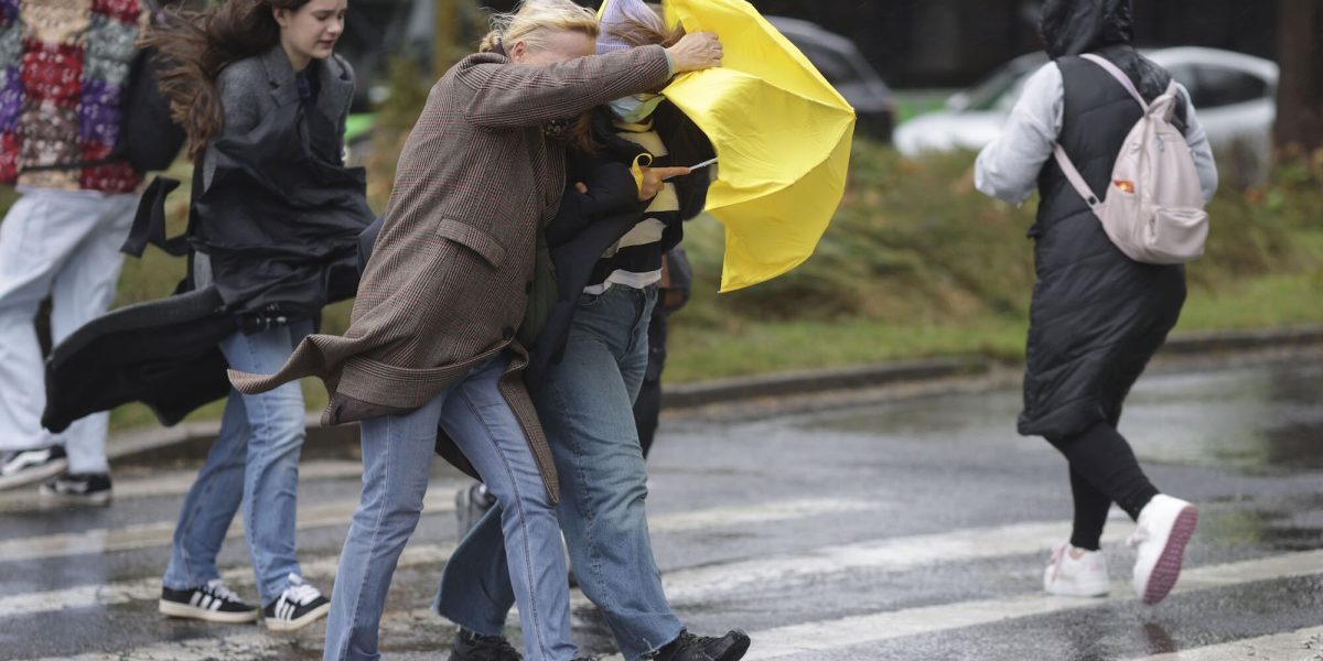 Vreme extremă în București și în zonele învecinate: cod galben de vânt și precipitații puternice pentru 27 martie Vineri, 27 martie 2026, bucureștenii trebuie să fie pregătiți pentru condiții meteorologice dificile, după ce Administrația Națională de Meteorologie a emis o atenționare de cod galben pentru vânt și ploi abundente