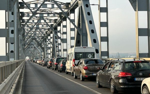 Traficul pe Podul Giurgiu-Ruse, unul dintre cele mai aglomerate puncte de trecere între România și Bulgaria, va fi redeschis complet pe ambele sensuri începând cu ultima săptămână înainte de Paște, aducând un aer de normalitate pentru șoferii care traversează zona în perioada sărbătorilor pascale