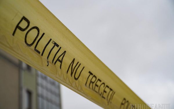 Un polițist în vârstă de 38 de ani, șef al Postului de Poliție Sânpetru Mare din județul Timiș, a fost găsit împușcat în cap vineri după-amiază în localitatea Secusigiu, județul Arad